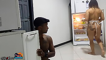 Ménage À Trois Quente Com Uma Gostosa De Bunda Grande, Um Garanhão Negro E Uma Gozada Interna